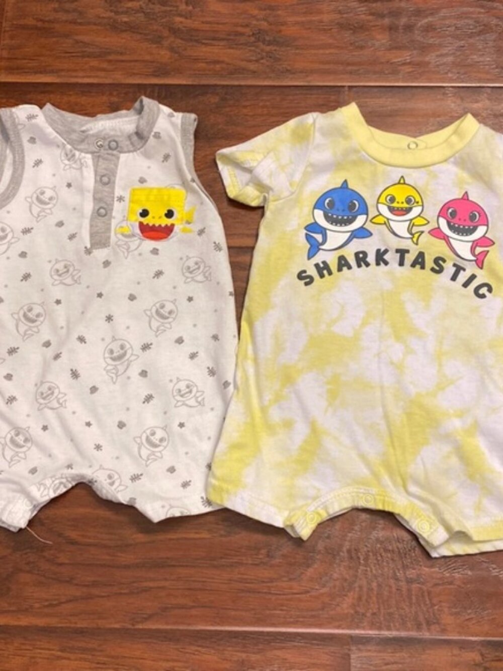👶🏻 5/$10 (2) baby boy rompers 6-9M